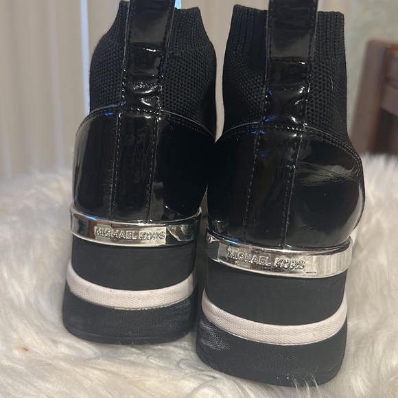 They are brand new I’ve used them like 3 times but they are really comfortable. - Picture 2 of 3